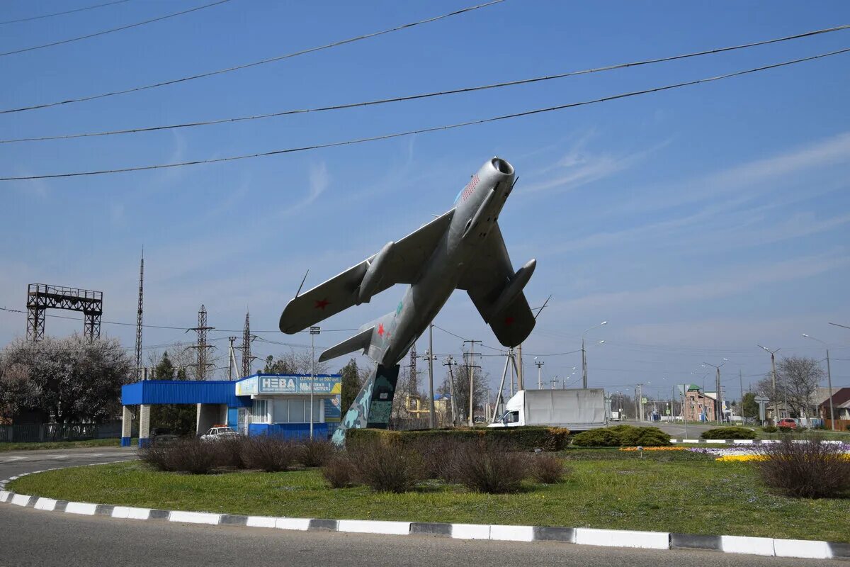 Курганинск кубань. Курганинск самолет памятник. Памятник летчикам Курганинск. Памятник самолет Серову в Курганинске. Памятники в Курганинске.