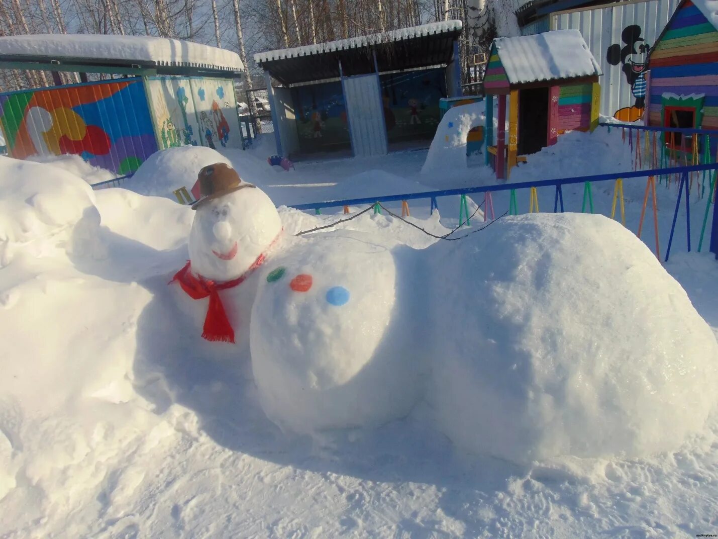 Снеговики из снега в детском саду. Снежные фигурки для детского сада. Снеговик из снега на конкурс. Конкурс снежных фигур в детском саду.