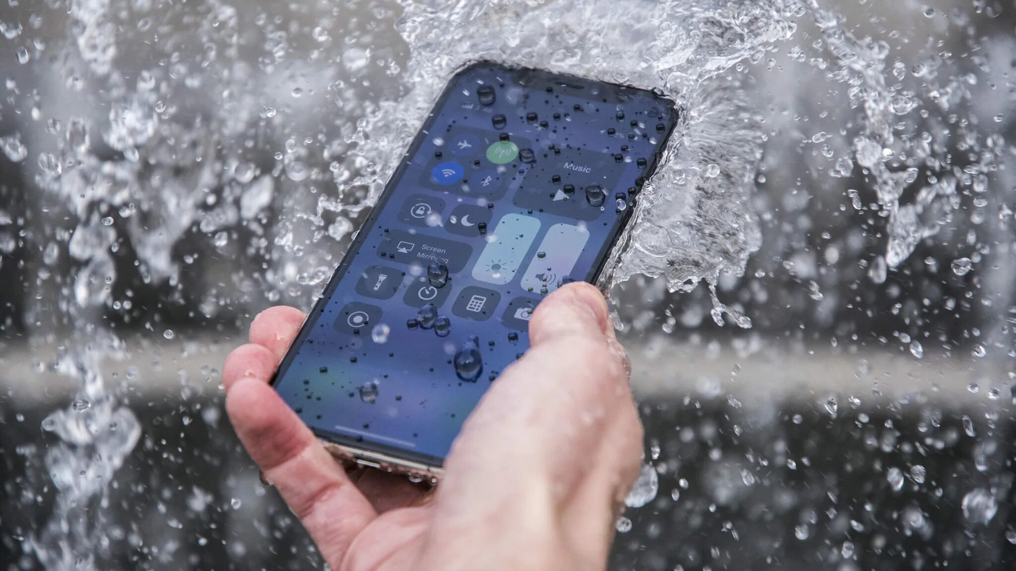 Айфон 11 можно в воде. Ip68 влагозащита смартфон. влагозащита iphone 7. смартфон в воде.