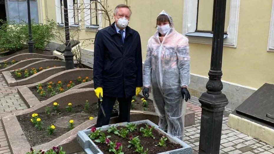 Беглов обнимает зару. Беглов в роддоме. Беглов губернатор Мем. Беглов в маске у роддома. Беглов нелепый.