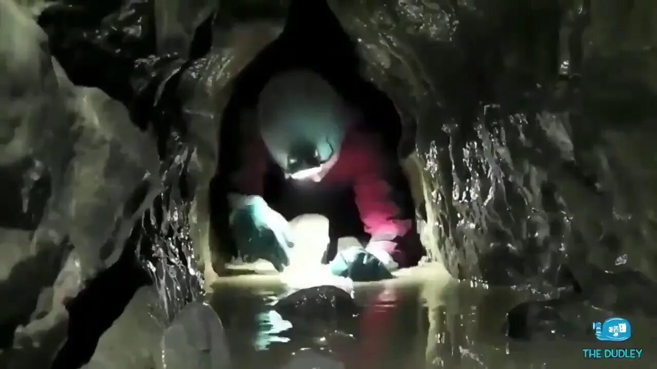 Какую вещь бекки нашли спасатели в пещере. Спасение детей в пещере в Тайланде. Тхамлуангнангнон пещера 2018. Мальчики застряли в пещере в Тайланде 2018. Спасение детей из пещеры в Таиланде 2018.