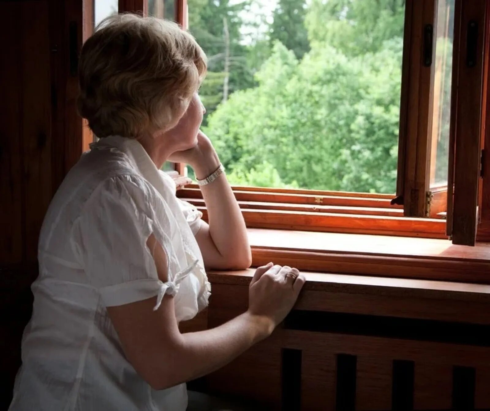 Женщина в окне. Пожилая женщина у окна. Мама у окна. Ждет у окна.