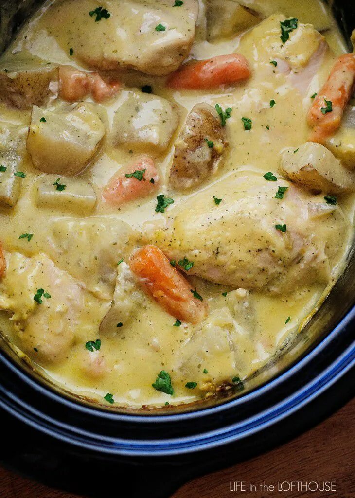 Куриное филе в сливочном соусе в мультиварке. Блюда из курицы. блюда из курицы и картошки. курица с картошкой в мультиварке. соус с курицей и картошкой.