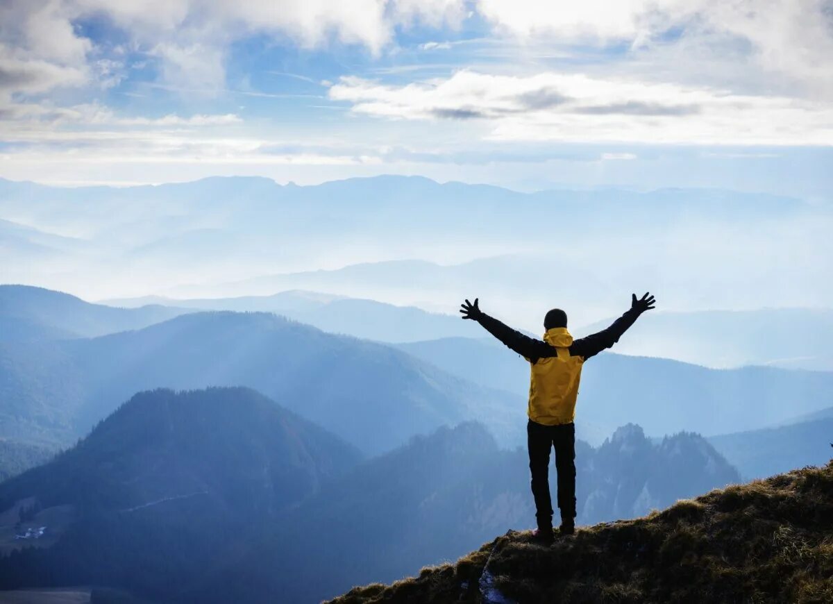 Человек в горах. Человек на горе. Лестница мотивации. Человек на вершине горы. Достижение успеха.