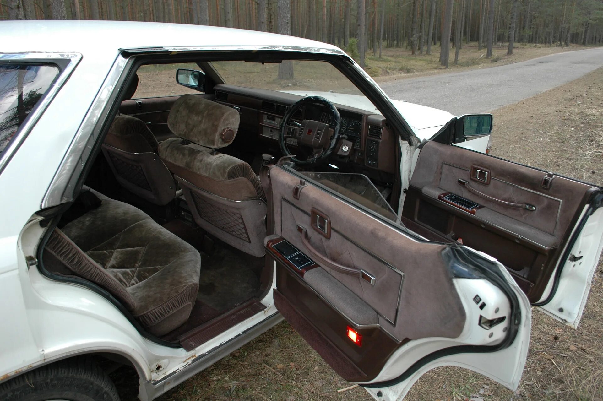 Nissan laurel 31. Nissan cedric y30. Nissan laurel c33 хардтоп. Автомобиль без центральной стойки. Nissan bluebird 1980.