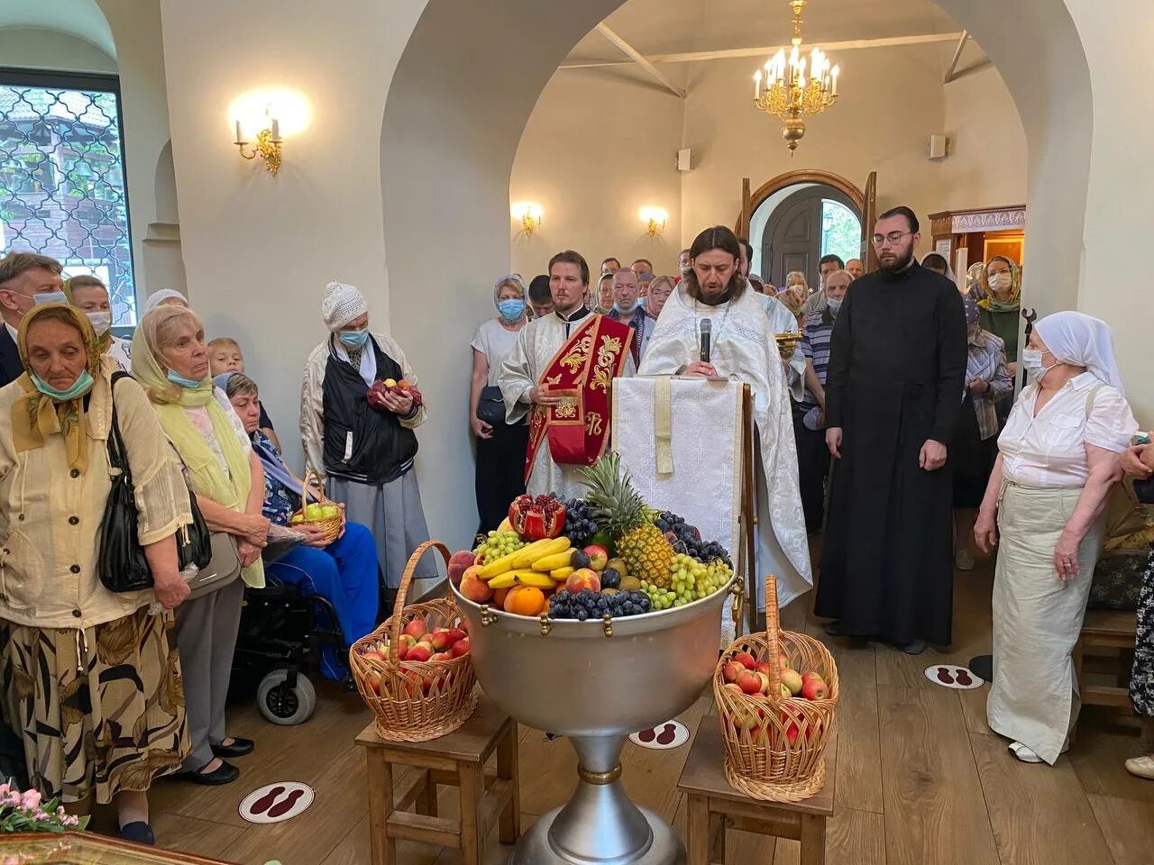 Что освящают на преображение господне. Преображение господне освящение плодов. освящение плодов на преображение. преображение господне по окончании освящение плодов нового урожая.