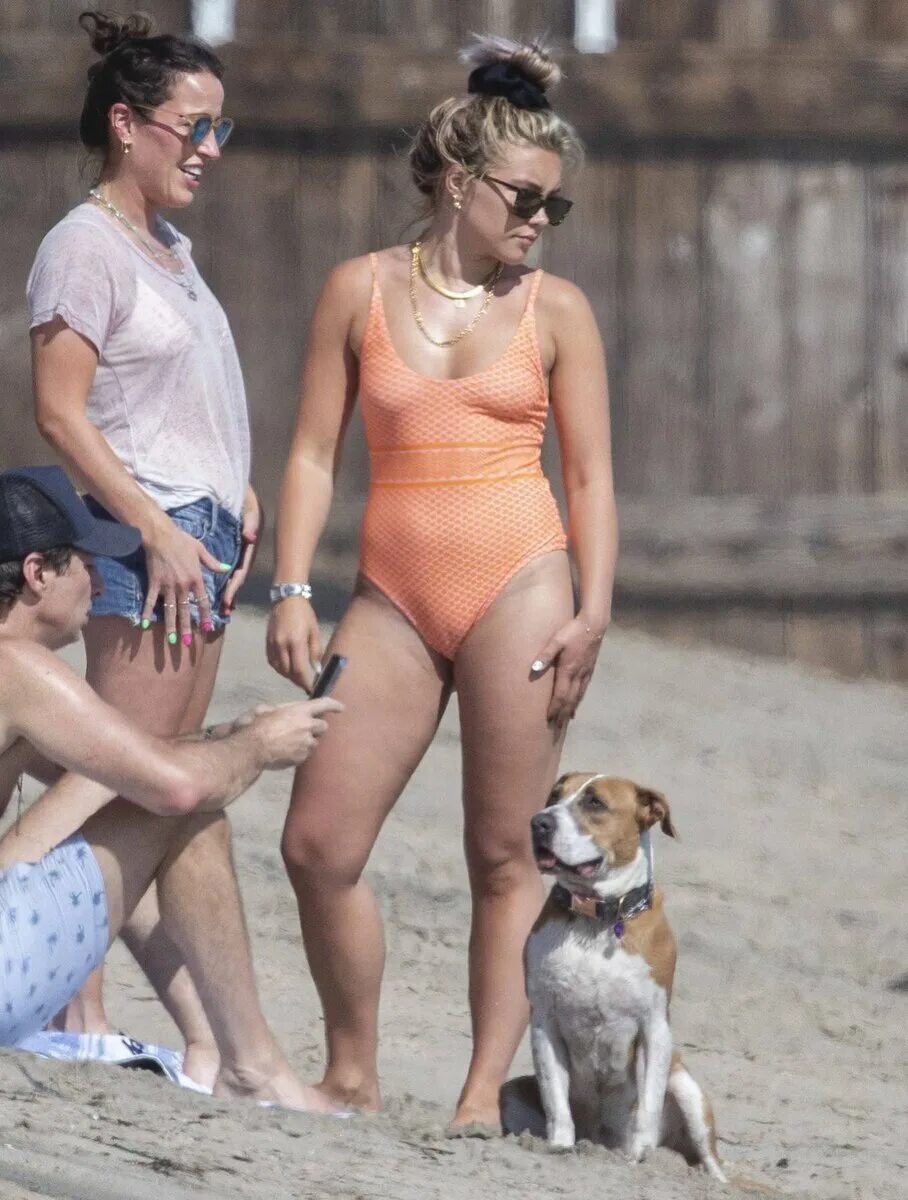 Florence Pugh celebrates with Zach Braff for his 46th birthday on the beach Dail