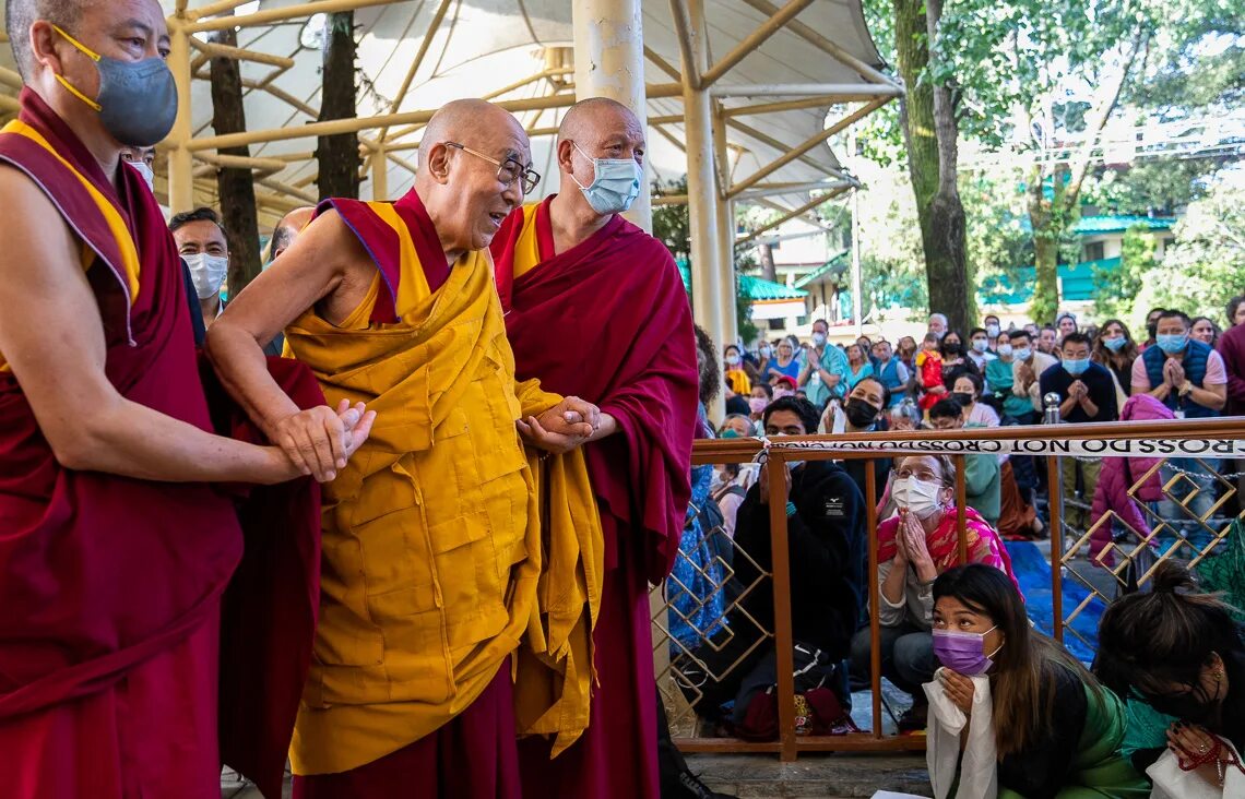 Какую роль для буддистов играет далай лама. Таши лама духовный лама буддизм. Тибетский буддизм далай-лама. Саветибет. Далай-лама xiv тензин гьяцо.
