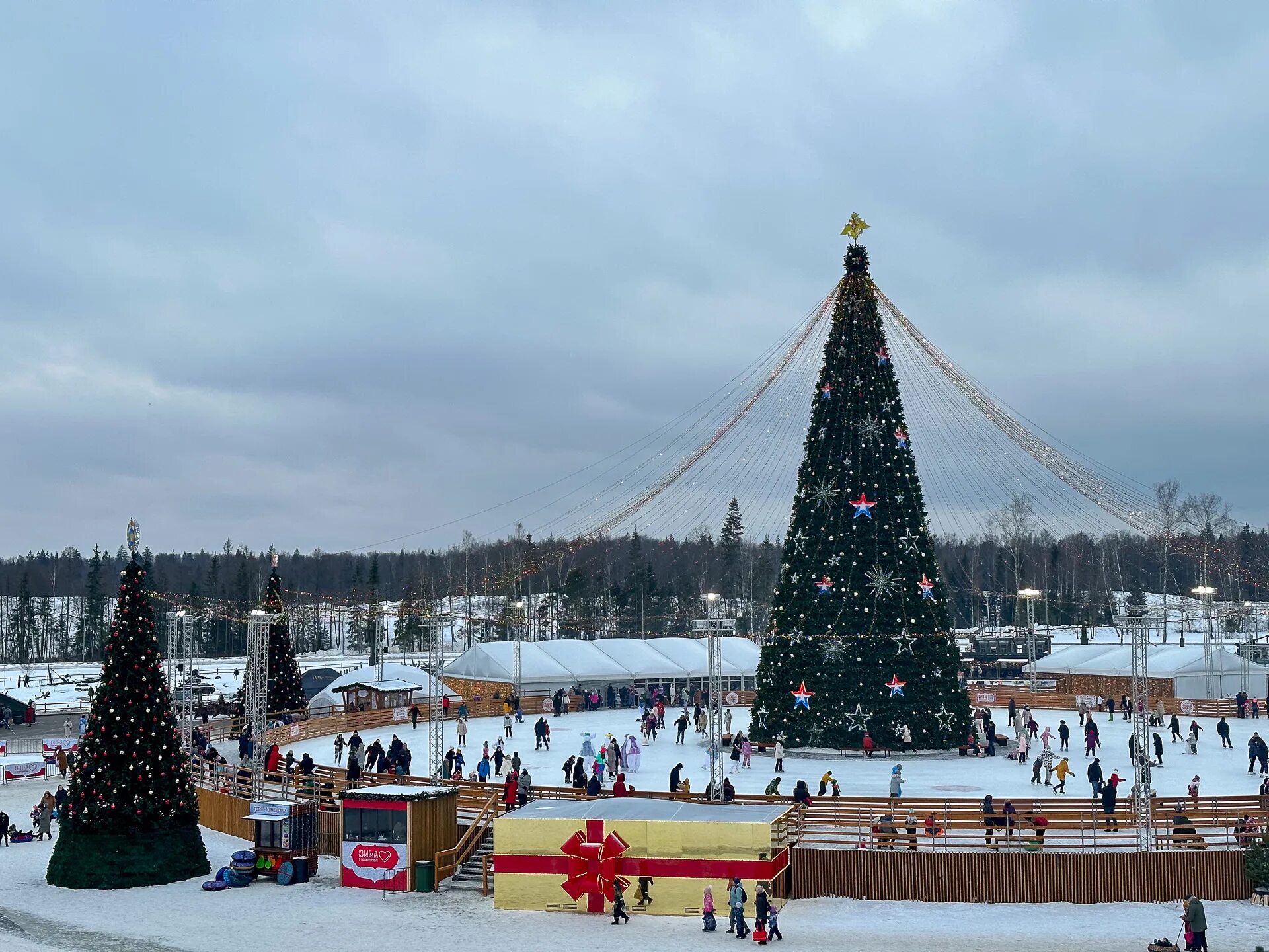 Каток патриот до какого числа. Парк Патриот каток 2024. КАТОК%20 ПАТРИОТ. Каток елка в Патриоте. Парк Патриот зимой.