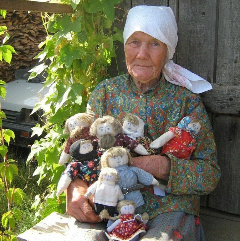 Бабушка в деревне. Деревенская бабушка. Деревенская старушка. Бабушка из деревни.