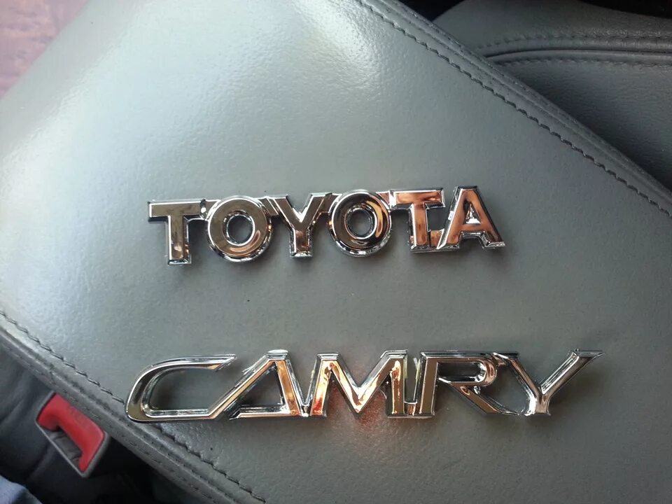 Тойота Камри значок. Toyota Camry логотип. Эмблема Toyota Camry 40. Эмблемы Toyota Camry 40 Limited Edition.