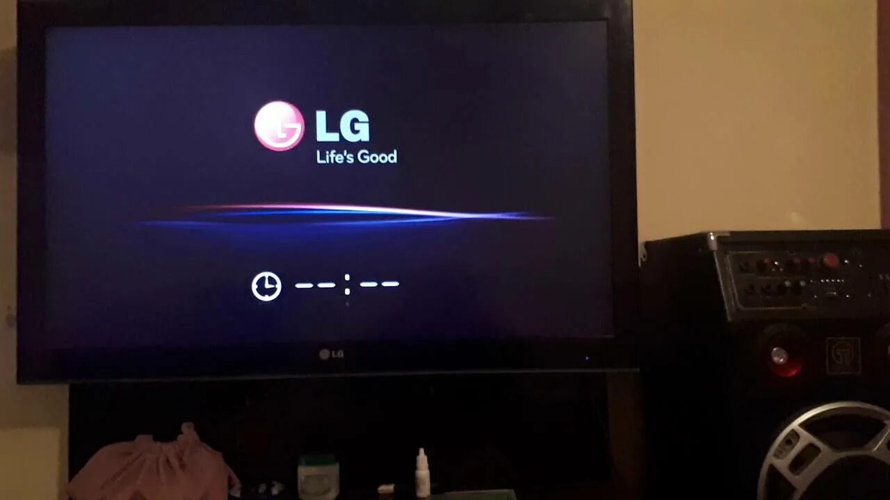 Lg сам включается. Телевизор Лджи 32ls5600. Выключения телевизора LG. Включение телевизора. Телевизор LG сам выключился.