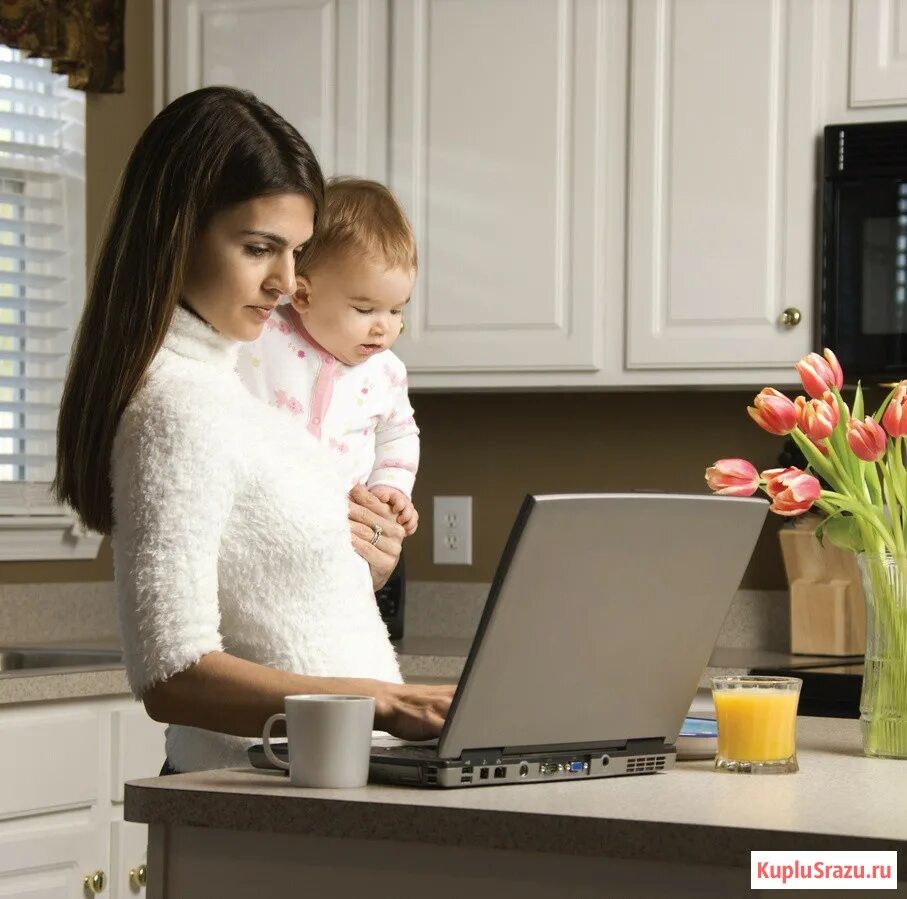 Девушка с ребенком и ноутбуком. Удаленная работа для женщин в декрете. Удаленная работа для женщин в декрете. Женщина в декрете. Женщина в декрете.