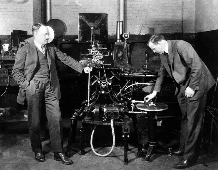 Появление в россии кинематографа 1930. Появление звука в кинематографе. Первый звуковой кинематограф.
