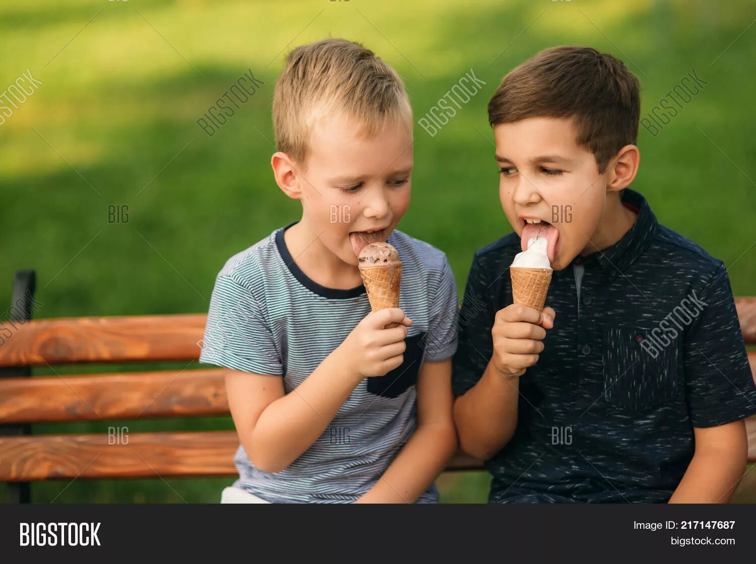 В столовой уже стояли два мальчика. Двое детей едят мороженое. Школьники едят мороженое. Школьник с мороженым. Мальчик и мороженое.