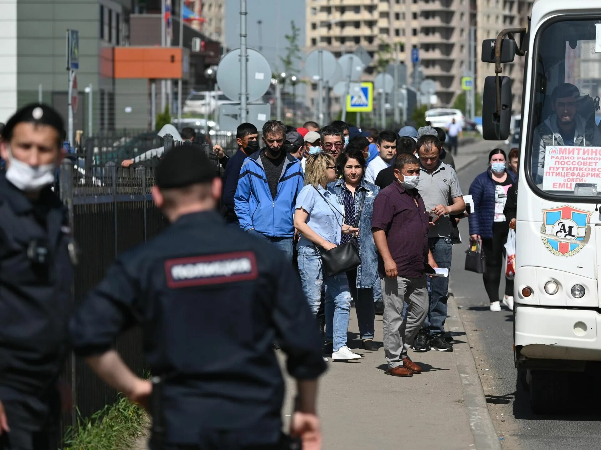 Новости мигрантов migranews. Мигрантка с ребенком. Иностранные граждане. Иностранцы в кыргызстане. Новости мигрантов migranews.