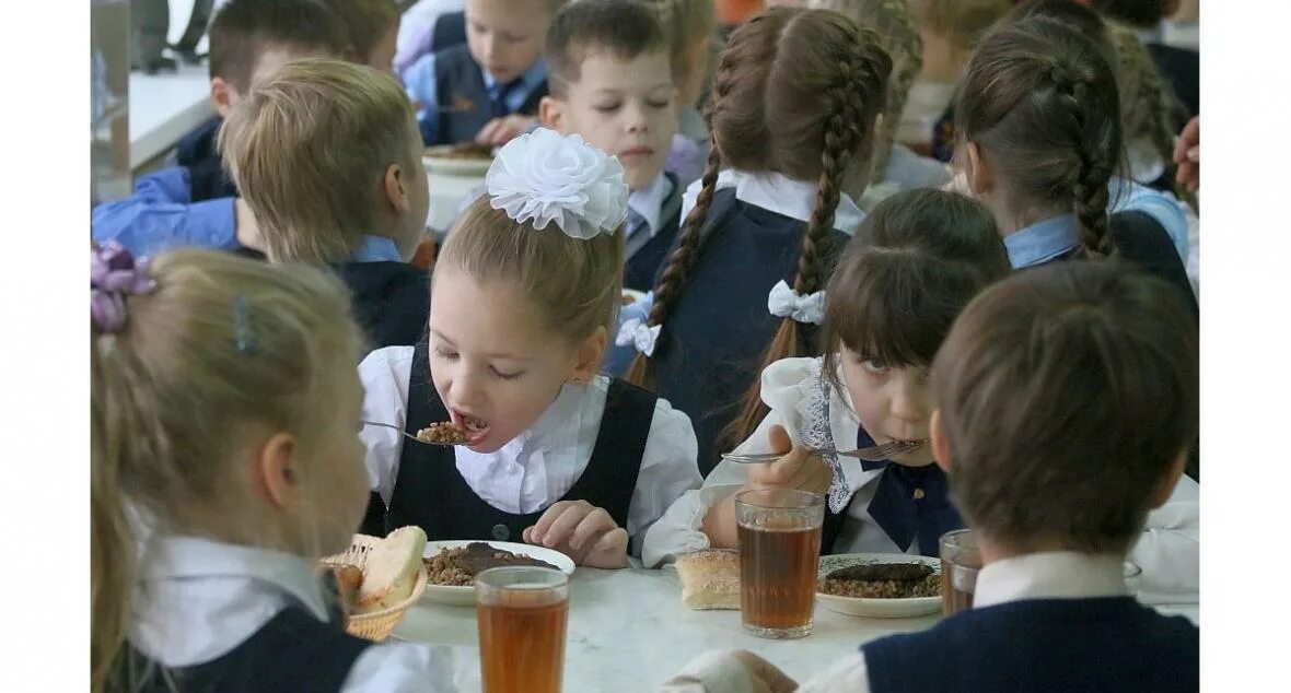 Школа приняла учебный. Школьники в столовой. Горячее питание школьников. Дети кушают в столовой в школе. Школьники едят в столовой.