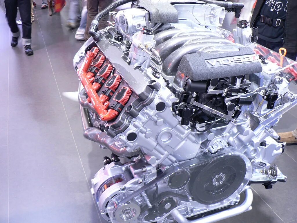 G v 10. V10 5.2 Audi. Мотор Ауди s8 v10. 5.2 V10 Audi двигатель. Audi v10 engine.