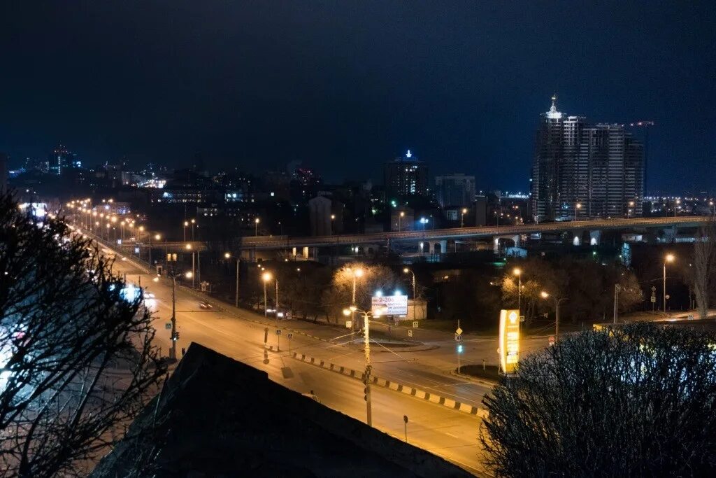 Ночной работа ростов на дону. Вид с памятника стачки ростов. ростов на дону проспект стачки ночью. г. ростова на дону ночной вид. железнодорожный район ростов памятник ночью.