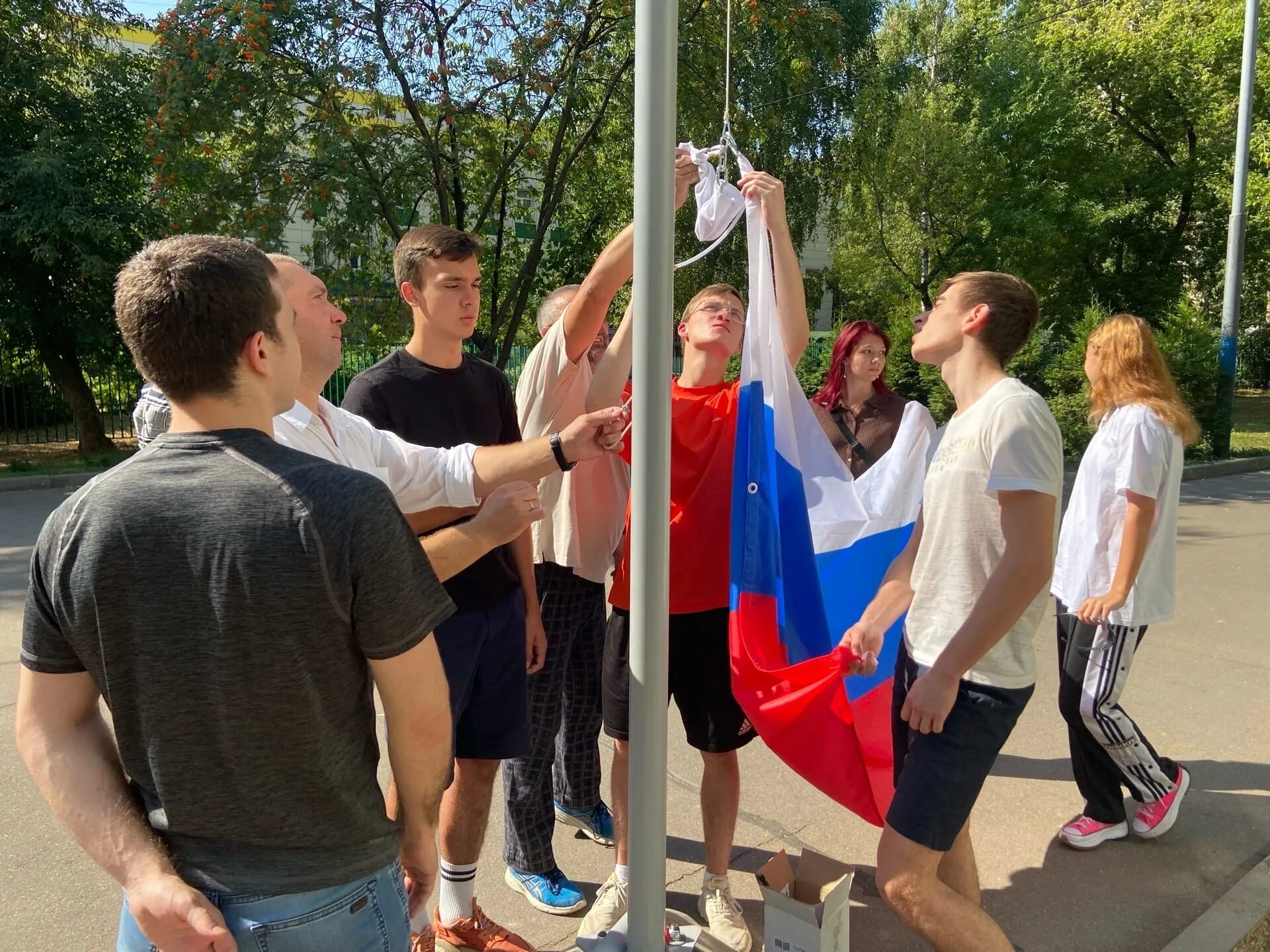 Поднятие знамя. Поднятие флага. Церемония поднятия флага России. В школах поднимут российские флаги. Поднятие флага в школе.