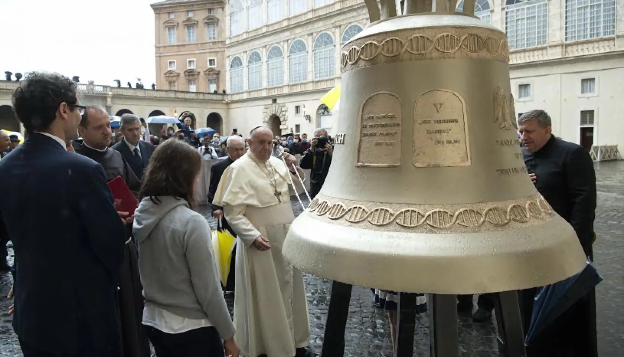 Папа Римский благословляет. Папа Римский освятил Миро. Папа Римский благословляет из окна.