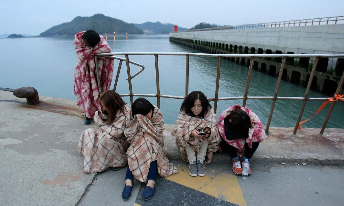 Затонувший корабль корея. Корабль севоль катастрофа. корея sewol ferry tragedy. паром севоль катастрофа корея. корея 2014 паром севоль.