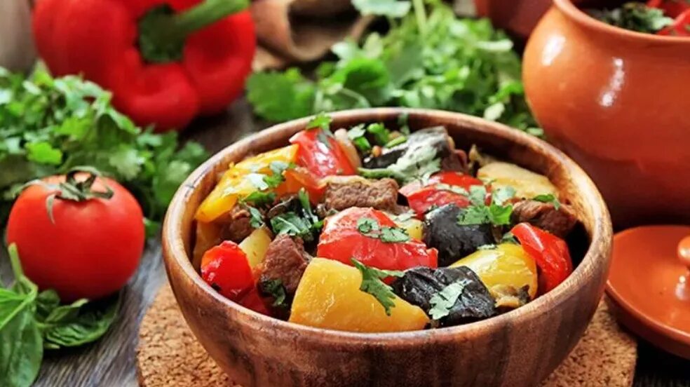 Грузинская кухня чанахи. Мясо с черносливом в горшочке. Грузинская кухня чанахи. Жаркое из говядины с картошкой в горшочках. Чанахи из баранины.