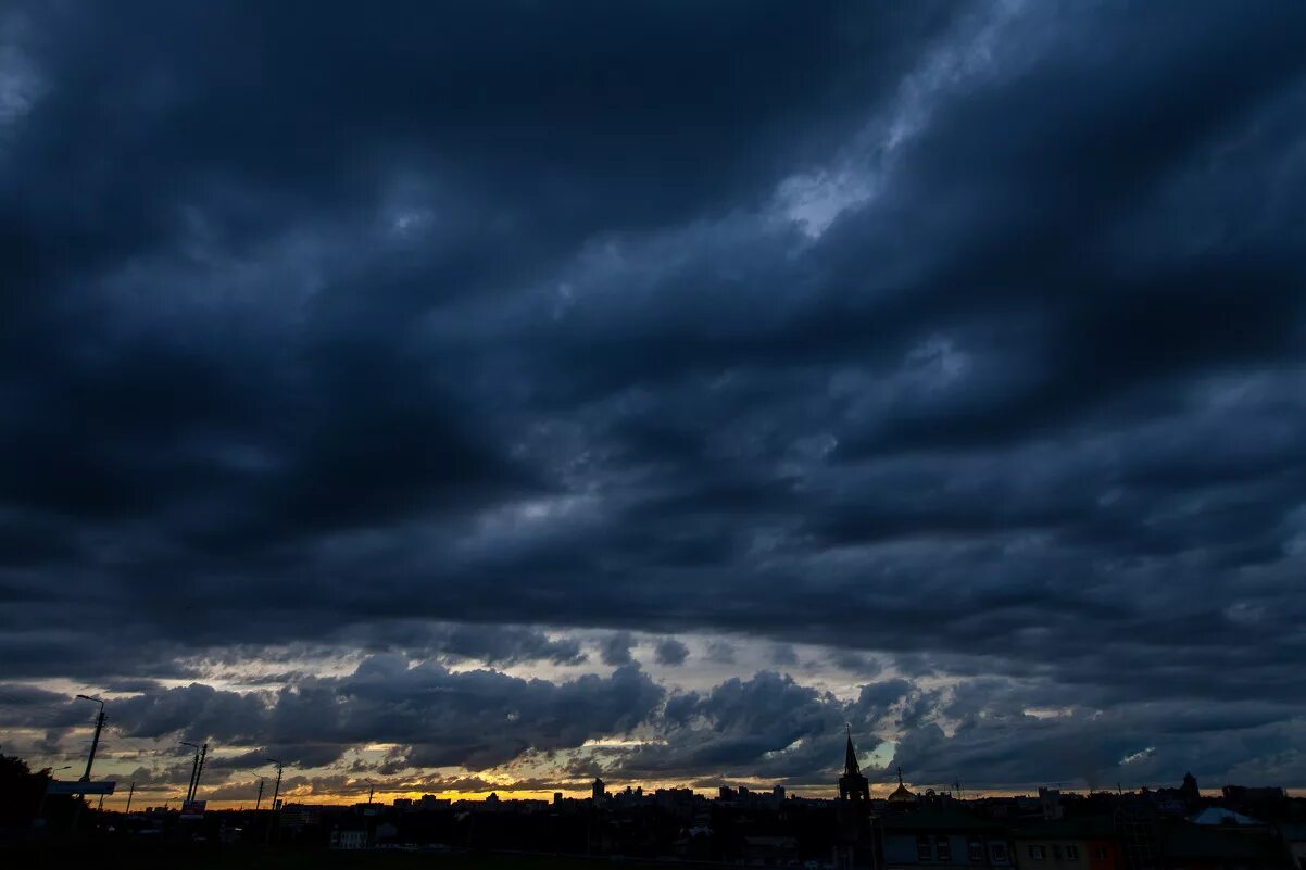 Грозное небо. Пасмурное ночное небо. Ночное небо с тучами. Ночь пасмурно. Ночные тучи.