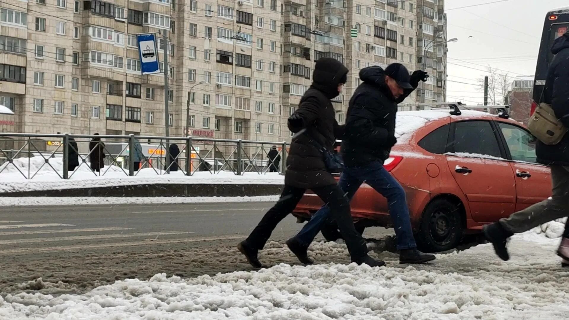 Ночью ударил сильный. Сильные Морозы в Питере. Ночью ударил сильный Мороз. Сильные Мироси чиновники. В Питере в феврале 8 градусов прикол.