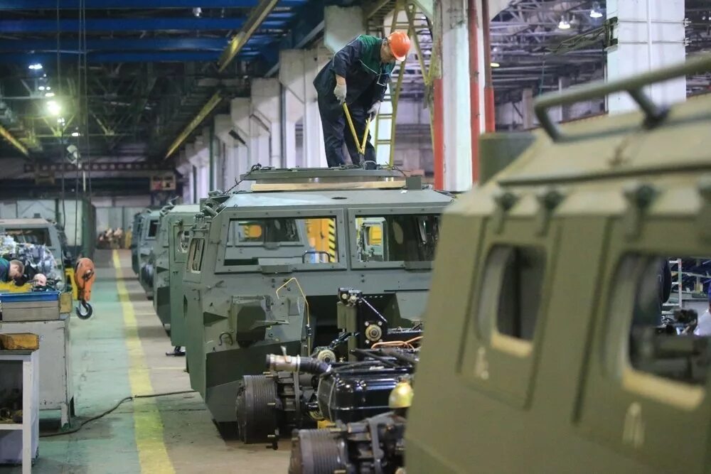 Бтр арзамас. Завод амз арзамас. Тигр арзамасский машиностроительный завод. Бтр-82а. Амз авсу.