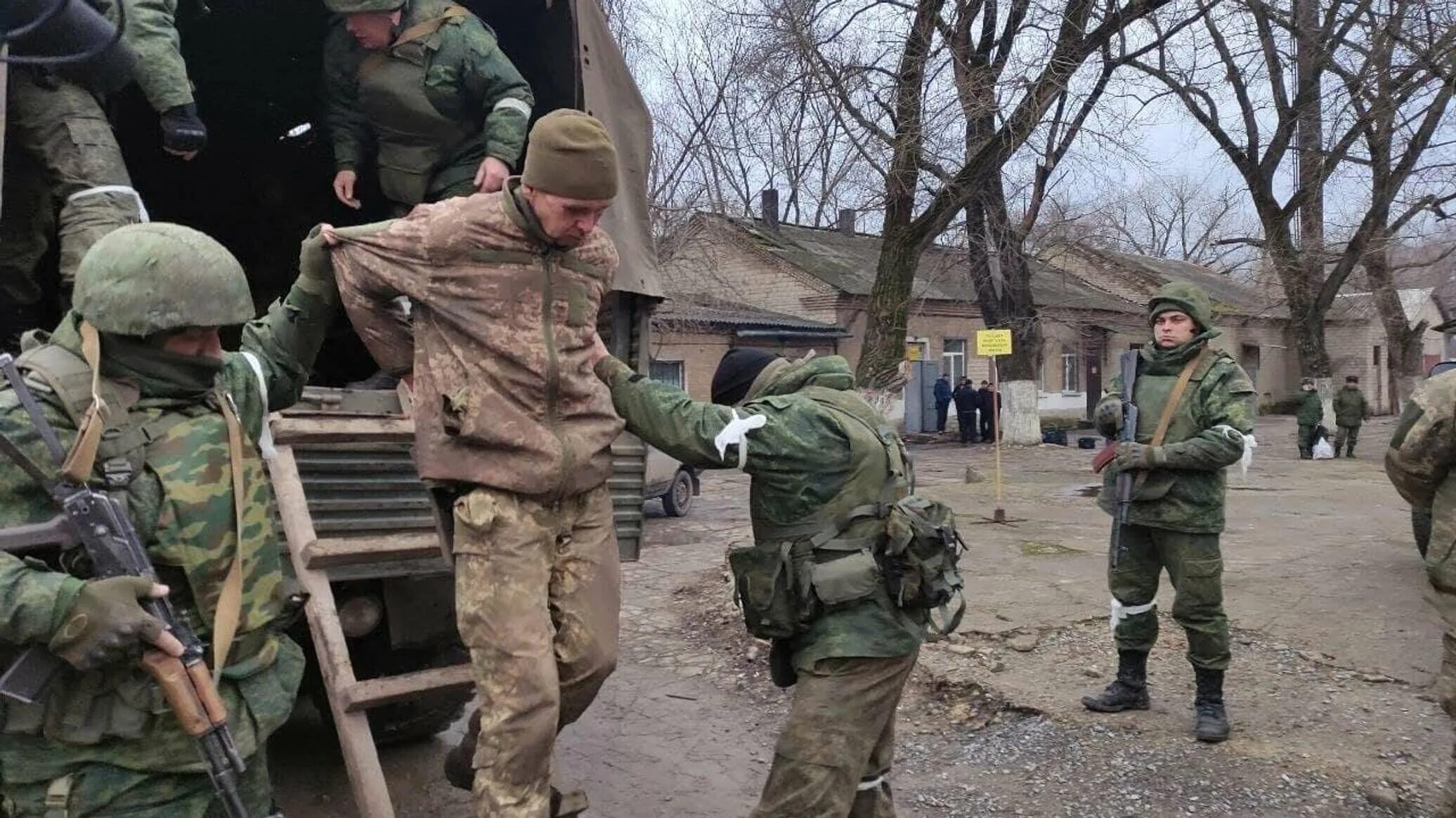 Российские солдаты на Украине. Российские солдаты на украим. Украинские войска. Украинцы воюют против украинцев