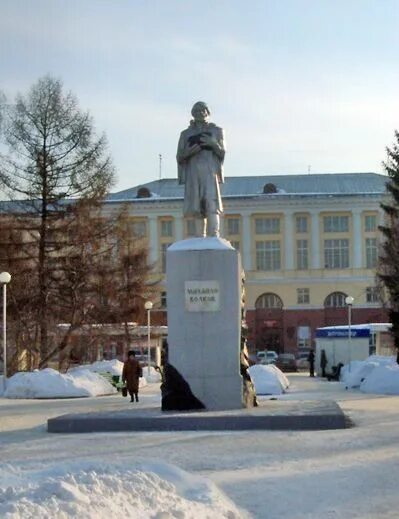 Михайле волкову. Памятник Волкова Кемерово. Кемерово площадь Волкова памятник. Михайло Волков памятник Кемерово. Михайло Волков Кемерово.