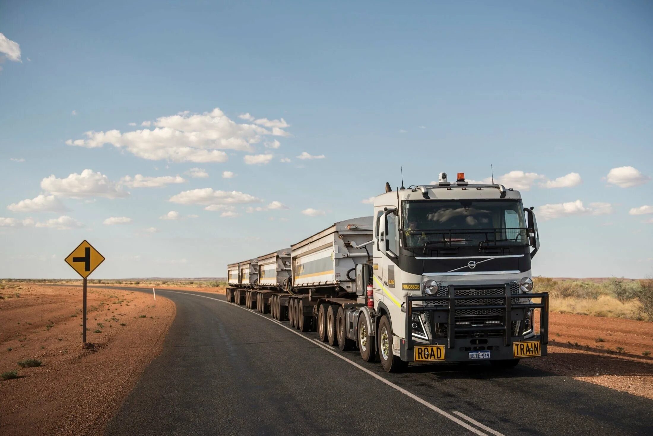 Автопоезд вольво. Грузовые автопоезда Австралии. Volvo Road Train. Австралийский автопоезд Вольво. Роад трейн Австралия.