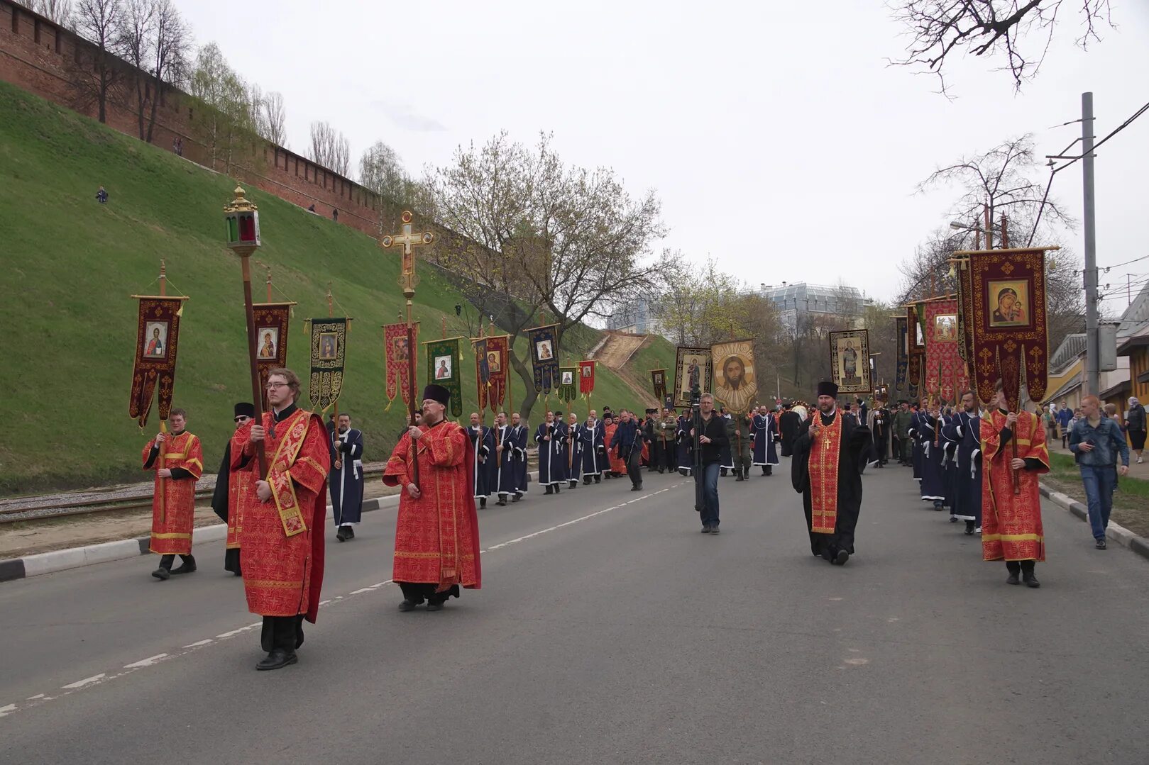 Крестный ход в Нижнем Новгороде. Крестный ход в Нижнем Новгороде на Пасху. Крестный ход в Нижнем Новгороде 11 сентября 2022. 2014 Год Пасхальный крестный ход в поселке Любохна.