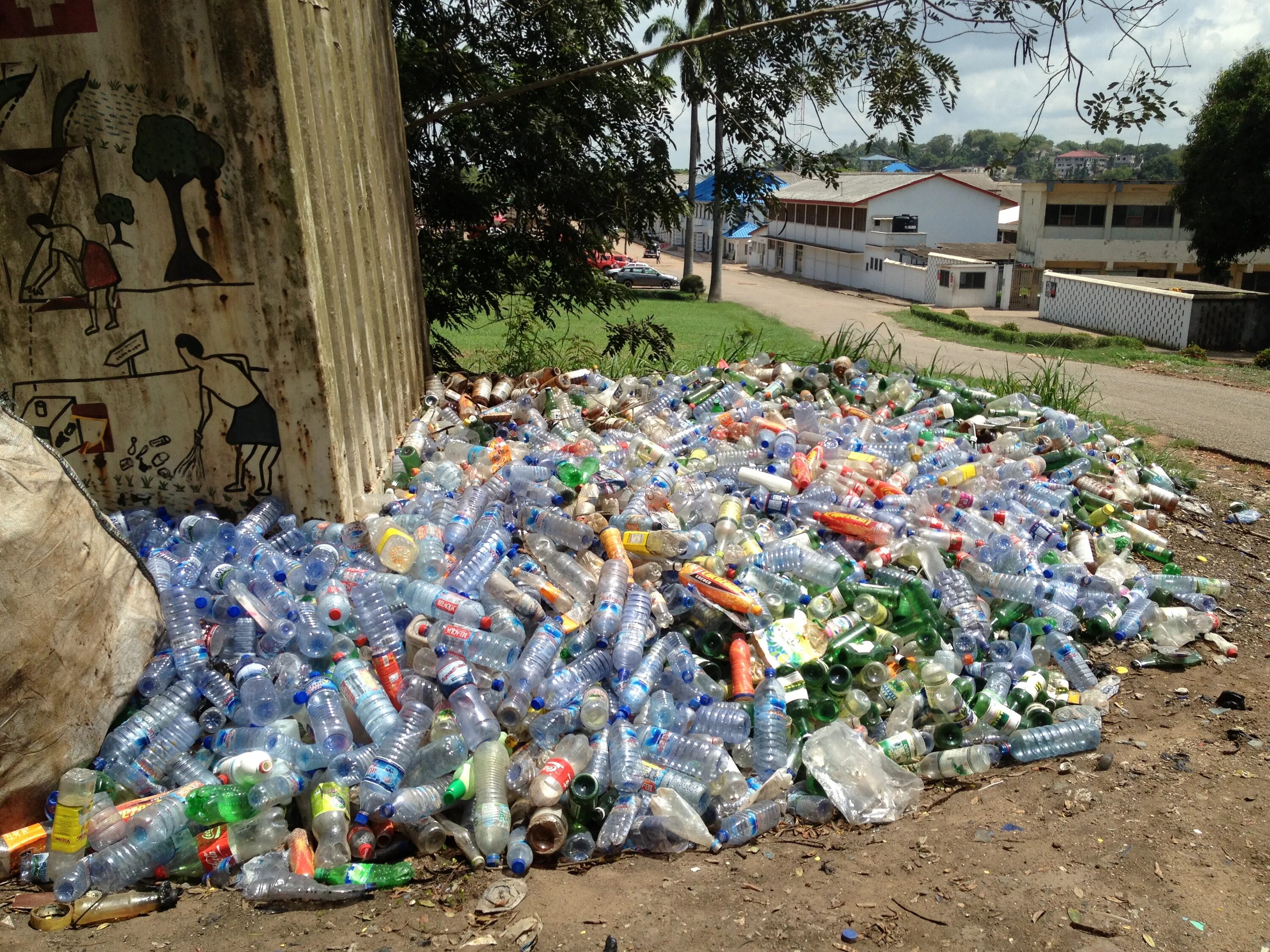 Пластиковых отходов. Пластиковые отходы. Свалка пластиковых бутылок.
