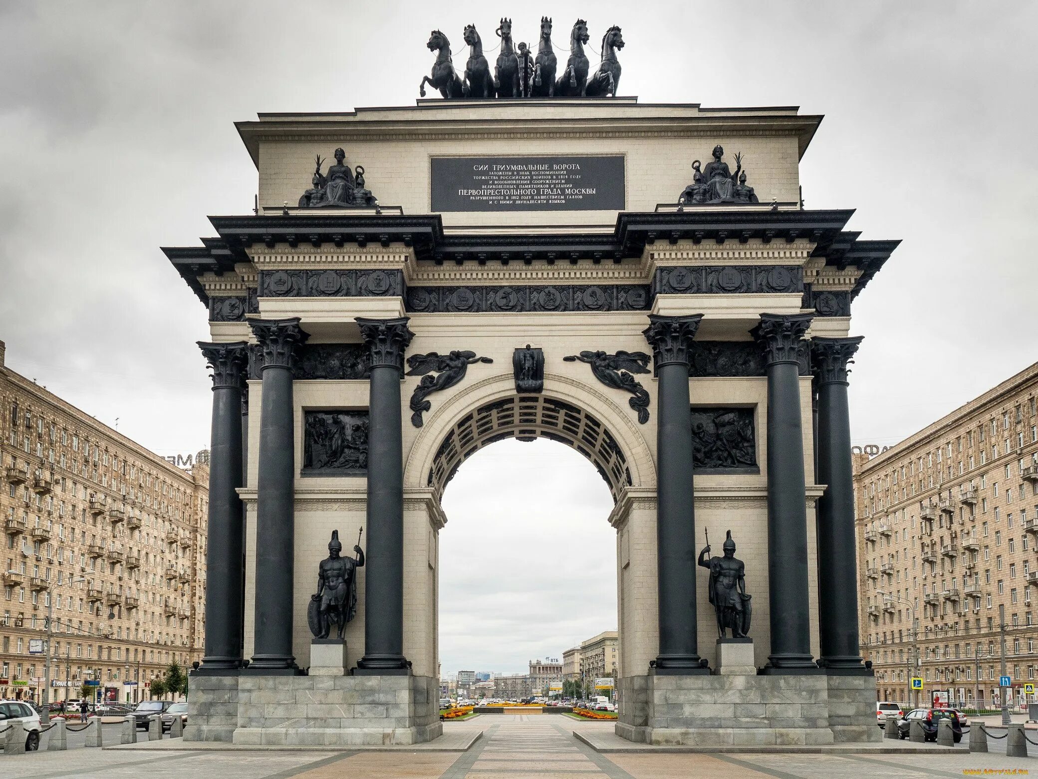 Памятная архитектура. Триумфальная арка Бове Москва. Триумфальная арка Бове архитектура. Триумфальная арка в Москве 1812.