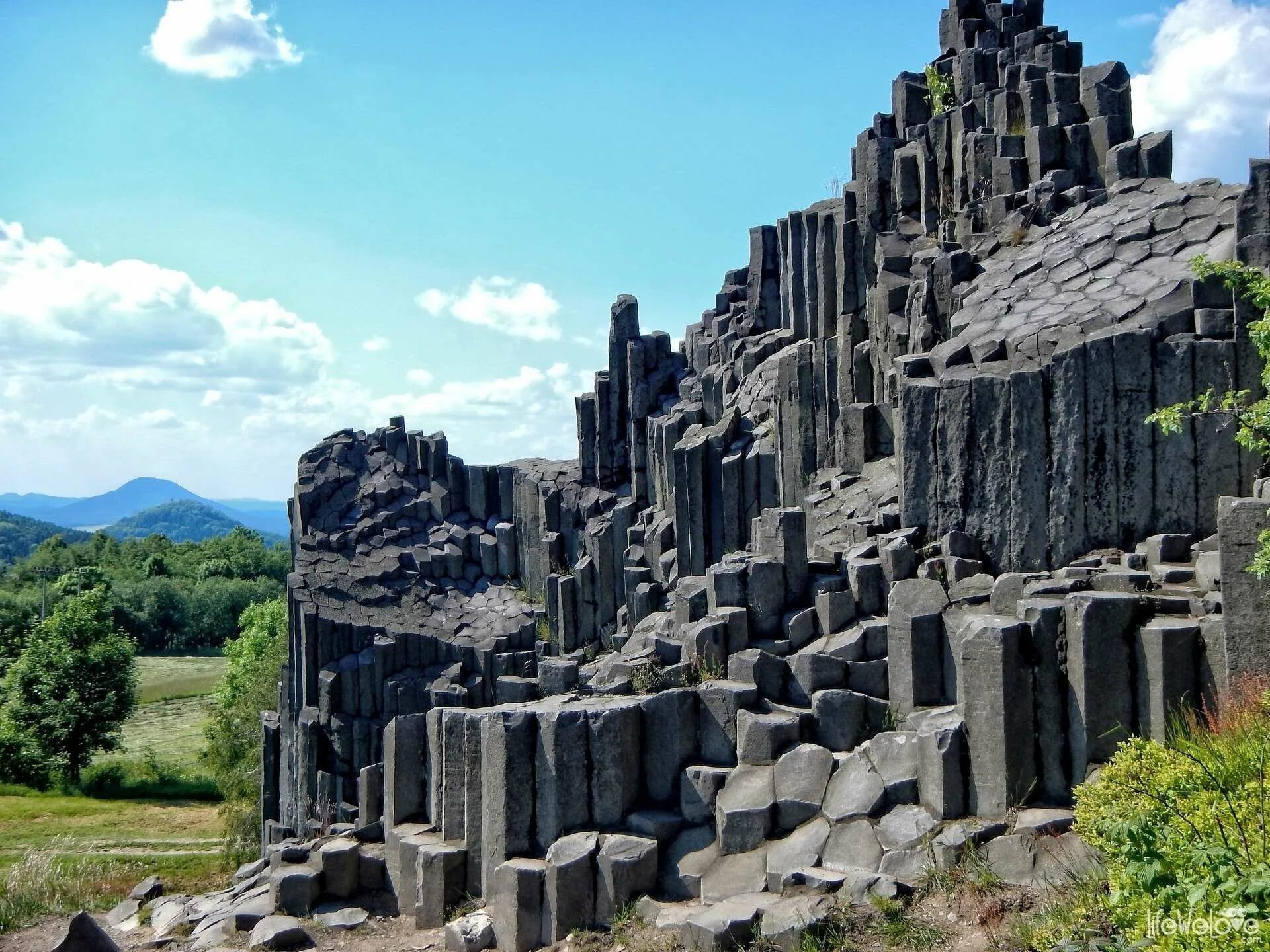 Базальт тропа великанов. Мыс столбчатый, остров кунашир. Базальтовые скалы исландия. Панска скала чехия. Скалы "базальтовые столбы" армения.