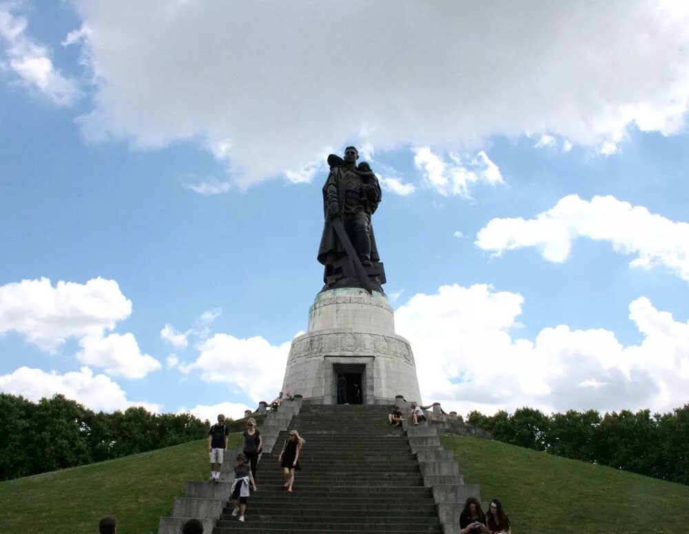 Монумент русскому солдату. Воин-освободитель Трептов-парк Берлин. Алеша Трептов парк. Памятник в Берлине советскому солдату с девочкой. Монумент воин освободитель.