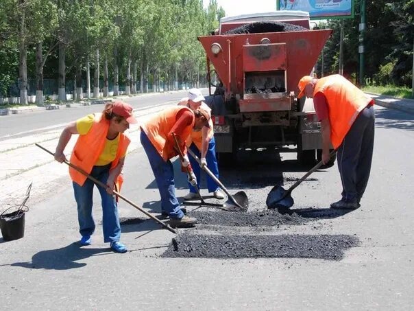 Выполнен ремонт дороги. Дорожно-эксплуатационное предприятие. Луганск дороги. ГКП Элуа. Ремонт дорог в Луганске.