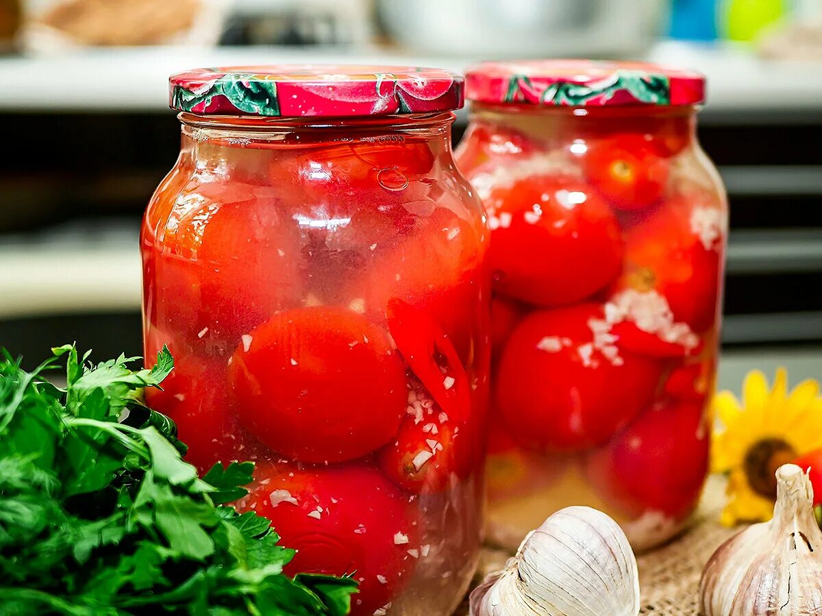 Маринованные помидоры сладкие в литровых банках. Pomidori marinad. Помидоры на зиму. Помидоры закрутка. Зимние заготовки.