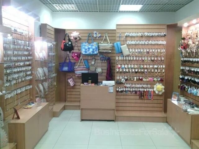 Магазин аксессуаров для женщин. Furla аутлет белая дача. Магазин бижутерии и аксессуаров. Красивое название магазина аксессуаров. Магазин сумок.