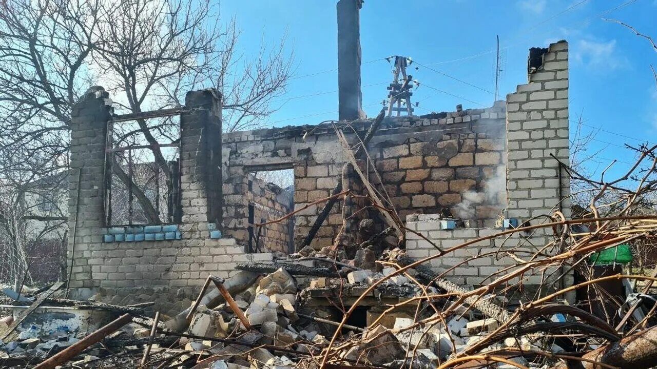 Донбасс разрушения. Обстрелы и разрушения донецка и луганска. Разрушенный донбасс. Обстрелянные дома в донбассе. Разрушения донецка 2014-2022.