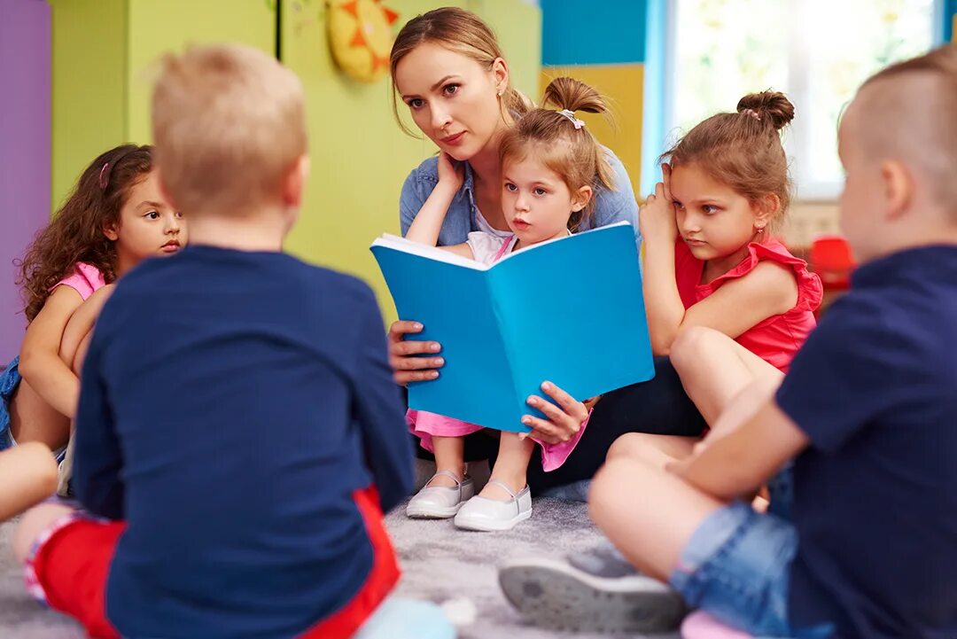 Учительница читает книгу. Учитель и дети. Учителя и дети болтают. Дети дошкольники фото коричневые. Фото воспитатель читает детям книгу.