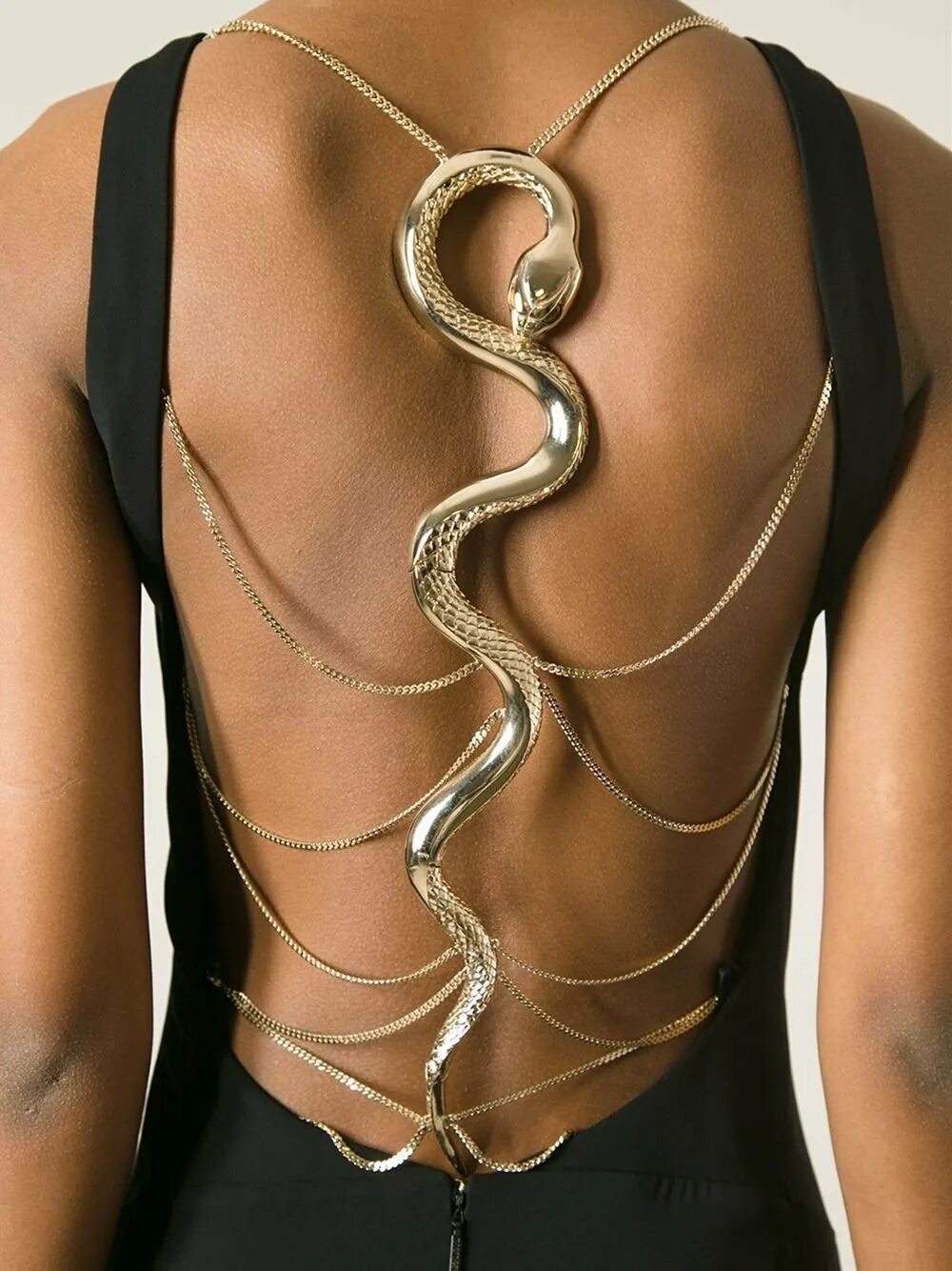 Змей за спиной. Roberto Cavalli браслет змея. Платье Roberto Cavalli со змеей. Роберто Кавалли  змейка черный. Роберто Кавалли платье со змеей на спине.