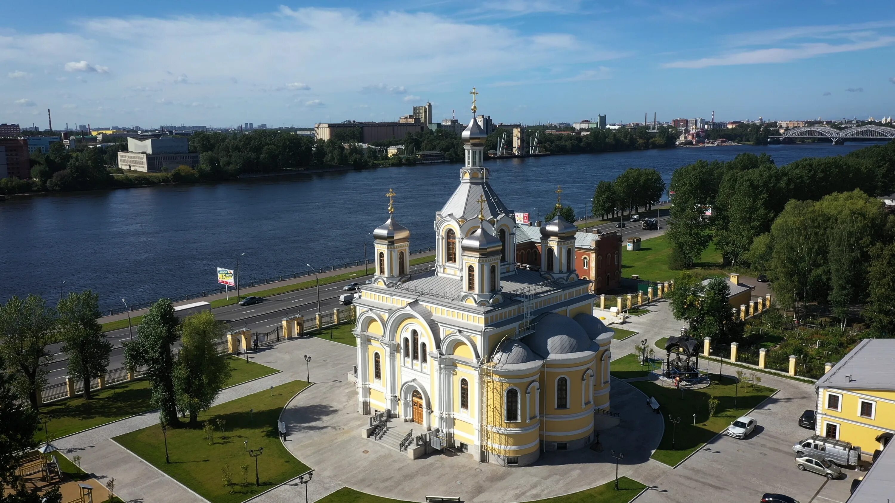 Храм Святой Троицы СПБ Октябрьская набережная. Троицкая Церковь на Октябрьской набережной. Храм на Октябрьской набережной 18. Архиерейское подворье СПБ. Октябрьской набережной 5