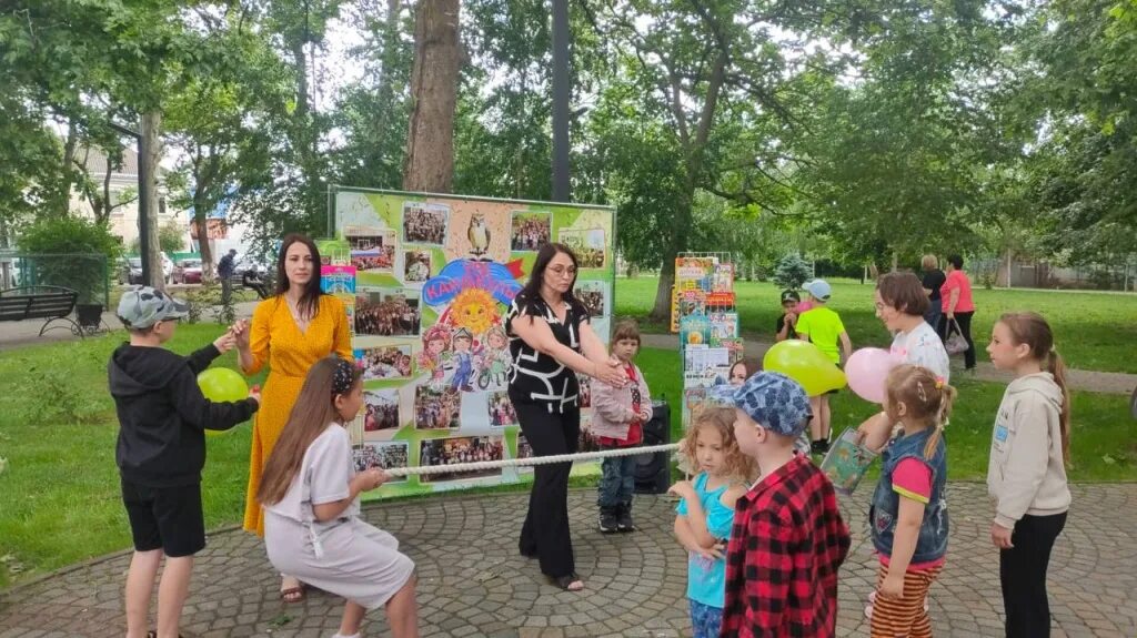 Комсомольский парк станица динская. Детская библиотека. Комсомольский парк динская пляж. Парк в динской. Комсомольский парк станица динская.