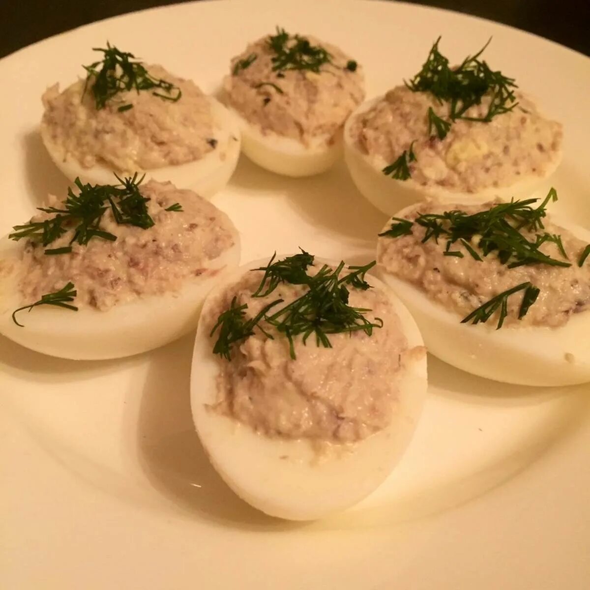 Яйца фаршированные сельдью и луком. Фаршированные яйца. Яйца фаршированные горбушей. Яйца фаршированные печенью куриной. Закуски из яиц.