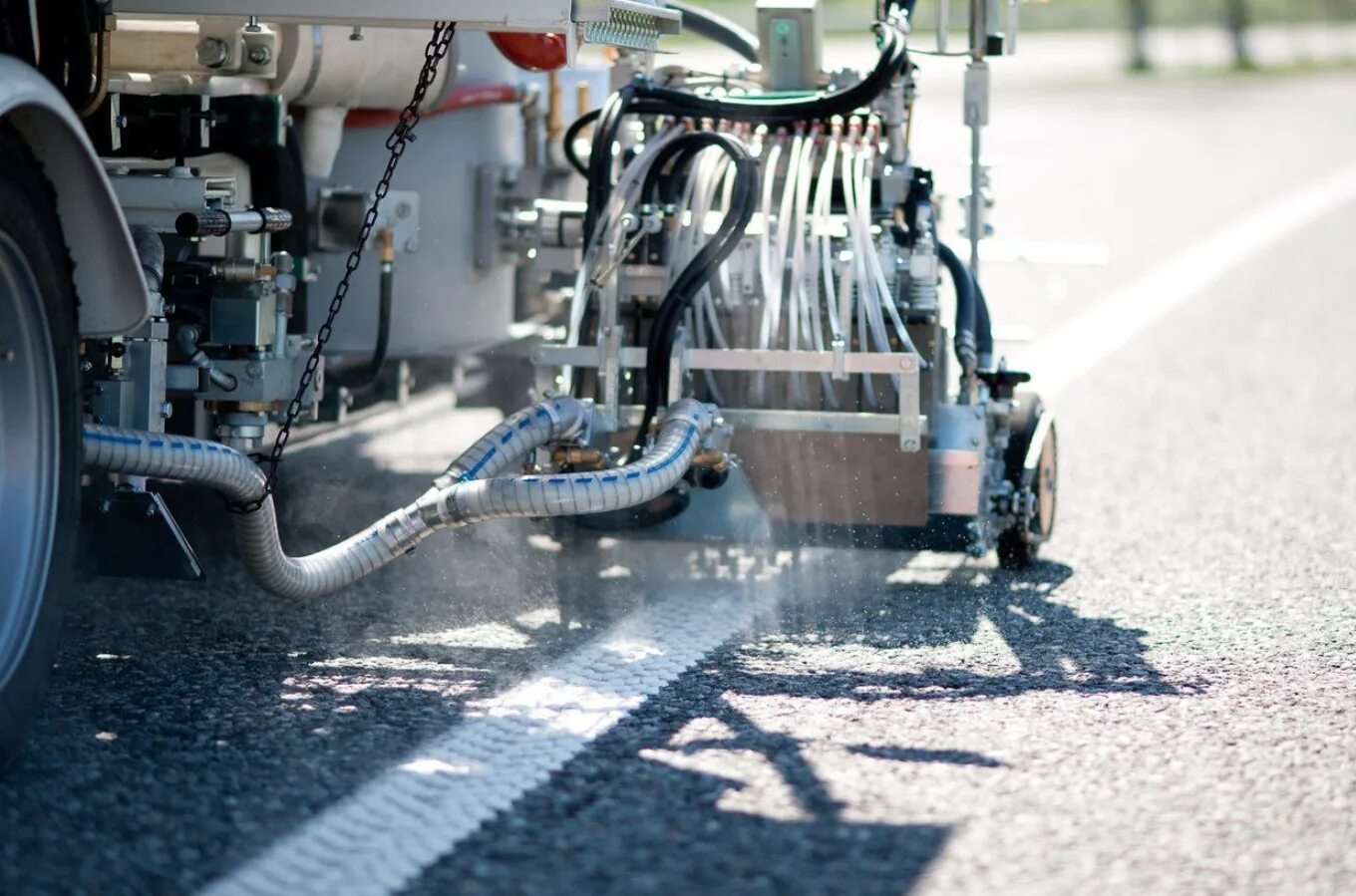 нанесение разметки на дорогу. нанесение разметки на дорогу. нанести дорожную разметку. восстановление дорожной разметки. 16.