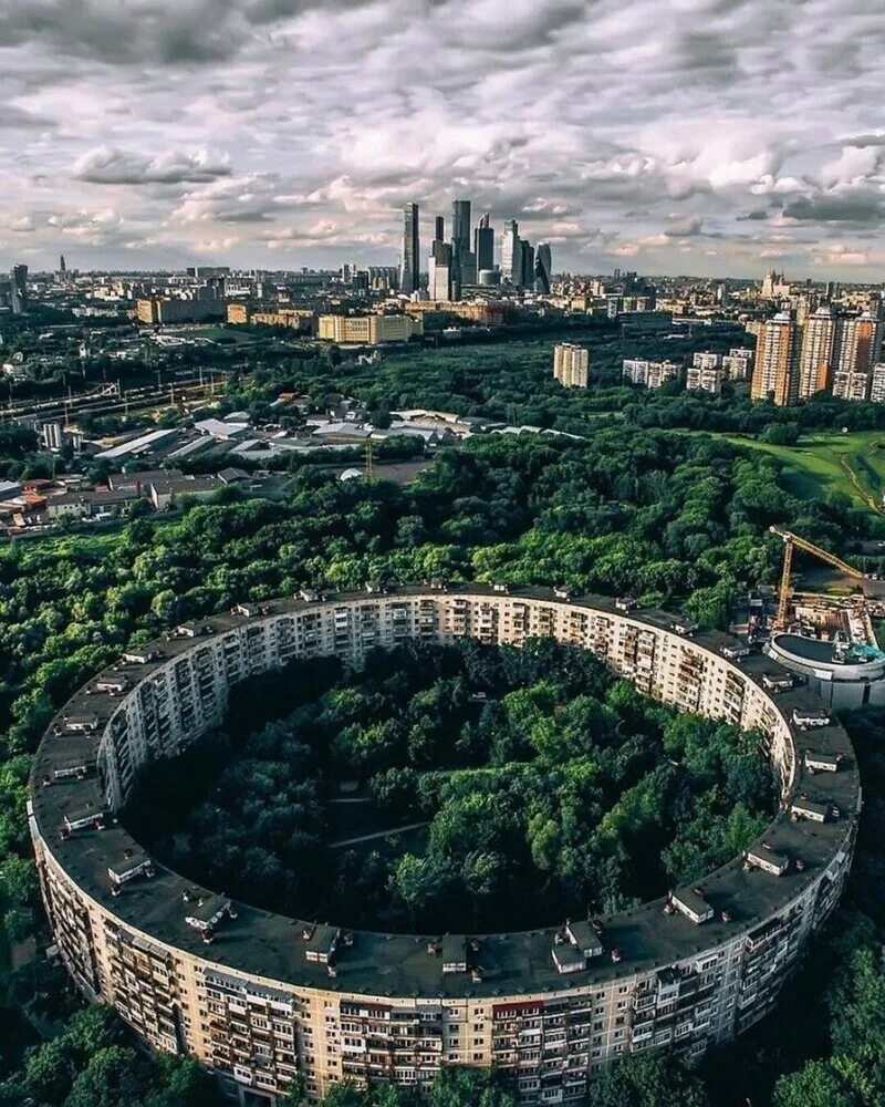 Кольцевой объект. Улица Довженко Москва круглый дом. Круглый дом Довженко 6. Нежинская 13 Москва. Круглые дом в Москве на ул. Довженко.