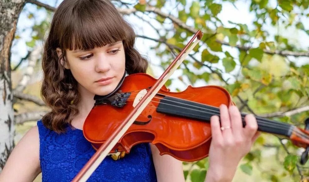 He plays the violin better. Играющий на скрипке. Девочка со скрипкой. Человек играющий на скрипке. Девочка играет на скрипке.